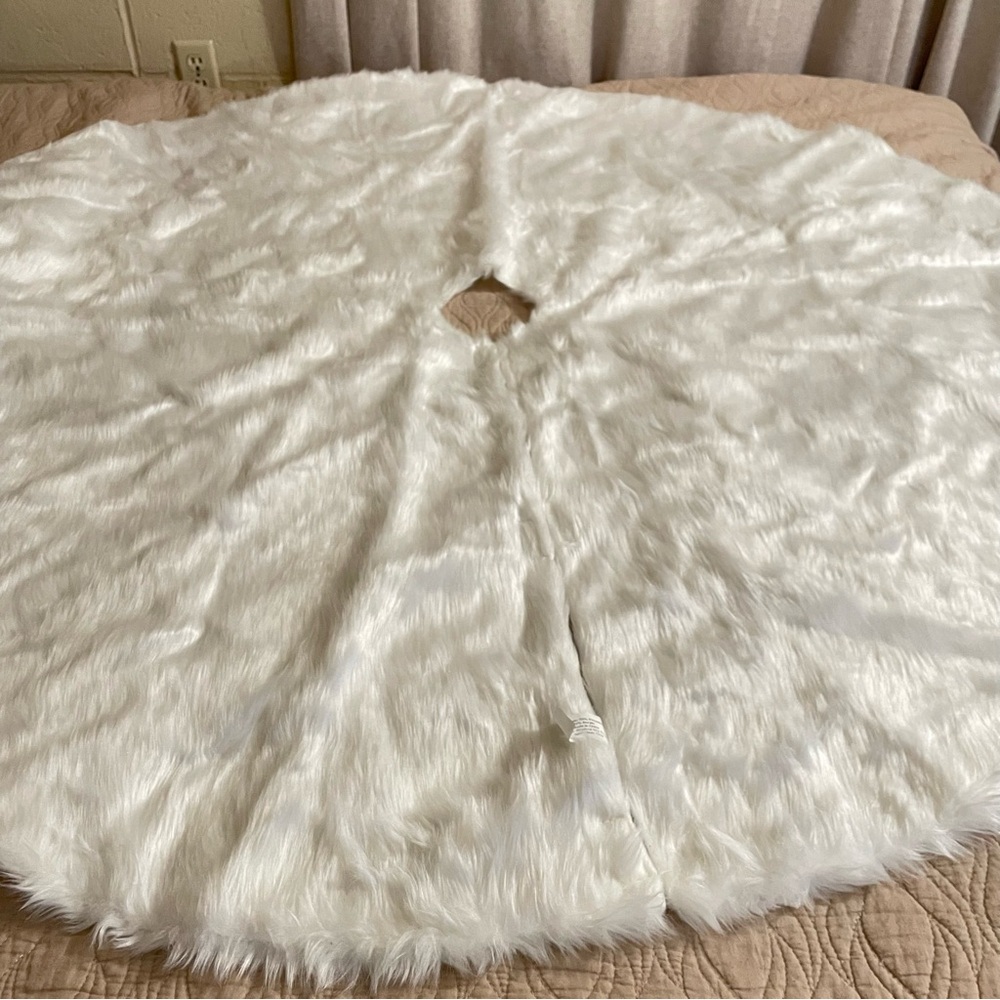 Beautiful and soft elegant White Faux Fur Tree Skirt